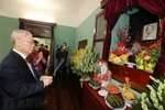 Party leader offers incense in commemoration of President Ho Chi Minh