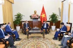 Deputy Prime Minister and Minister of Foreign Affairs Bui Thanh Son (R) on December 6 receives Azerbaijani Ambassador to Vietnam Shovgi Kamal Oglu Mehdizade. (Photo: baochinhphu.vn)