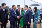 Staff of the Vietnamese Embassy in Brazil welcome Prime Minister Pham Minh Chinh and his spouse in Rio de Janeiro. (Photo: VNA)