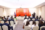 Prime Minister Pham Minh Chinh (standing) speaks at the meeting with staff of the Vietnamese Embassy and Vietnamese representative agencies in Laos on October 8. (Photo: VNA)