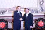 Chairman of the municipal People’s Committee Phan Van Mai (right) receives Mayor of Turin Stefano Lo Russo on September 26. (Photo: VNA)