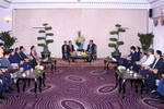 Deputy Secretary of the city Party Committee and Chairman of the municipal People's Committee Phan Van Mai receives the Lao delegation on September 26. (Photo: VNA)
