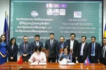 VNA General Director Vu Viet Trang and AKP Director General Sokmom Nimul sign a renewed cooperation agreement between the two national news agencies. (Photo: VNA)