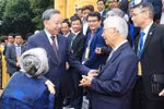 Party General Secretary and President To Lam meets with overseas Vietnamese in Hanoi on August 23. (Photo: VNA)