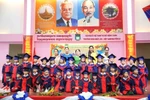 Students and teachers of the Nguyen Du Lao-Vietnamese bilingual language school in Vientiane at the closing ceremony of the school year 2023-2024. (Photo: VNA)