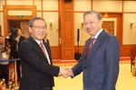 Party General Secretary and State President To Lam (R) welcomes Chinese Premier Li Qiang in Hanoi on October 12. (Photo: VNA)