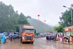 Goods are transported through the Hoanh Mo - Dong Zhong Border Gate pair in Quang Ninh province of Vietnam and Guangxi Zhuang Autonomous Region of China on June 25. (Photo: VNA)