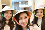 Thuy Tien presents conical hats to Miss International 2018 contestants