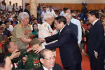 PM meets veteran soldiers, young volunteers, frontline workers serving Dien Bien Phu Campaign