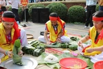 Rice cake cooking contest thrills visitors to Hung Kings Temple Festival