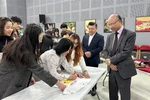 Vietnamese students raise fund for island residents, soldiers at home
