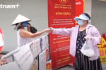 Creative ways of shopping of people in the Old Quarter during the time of isolation
