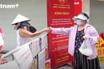 Creative ways of shopping of people in the Old Quarter during the time of isolation