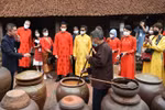 International tourists enjoy Tet holiday experiences in Duong Lam ancient village