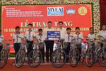 Bac Lieu presents gifts for Agent Orange/dioxin victims