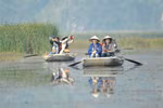 Visitors have a boat tour of Van Long Wetland Nature Reserve (Photo: VNA)