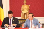Ambassador to Belgium and head of the Vietnamese mission to European Union (EU) Nguyen Van Thao (right) speaks at the seminar. (Photo: VNA)