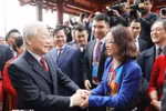 Party General Secretary Nguyen Phu Trong and overseas Vietnameses at Ngoc Son temple in Hanoi (Photo: VNA)