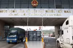 Vehicles transport goods to China via Kim Thanh International Road Border Gate No 2 in Lao Cai province. (Photo: VNA)