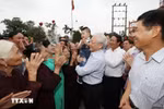 Party General Secretary Nguyen Phu Trong and people in Thuong Dien village, Vinh Quang commune, Vinh Bao district, Hai Phong city. (Photo: VNA)