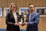 Vietnamese Ambassador to Australia Pham Hung Tam (right) and Premier of Australia's Victoria state Jacinta Allan. (Photo: VNA)
