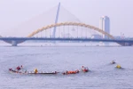 Boat racing on the Han River in Da Nang City. (Photo: VNA)