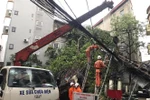 The power sector's workers are restoring electricity grid ruined by the typhoon. (Photo: VNA)