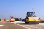 Workers are building a section of the eastern North-South expressway. (Photo: VietnamPlus) 