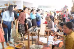 Vietnam’s handicraft products showcased in Laos