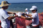 Volunteers clean up Ly Son island in Quang Ngai