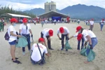 Over 800 volunteers join hands in cleaning Da Nang beach