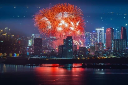 The modern beauty of Da Nang city during a spectacular fireworks night. (Photo: Tran Ngoc Tien)
