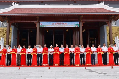National Assembly Chairman Tran Thanh Man joins the ribbon-cutting ceremony to inaugurate the memorial site dedicated late Party General Secretary Le Duan in Trieu Thanh commune, Trieu Phong district, Quang Tri province. (Photo: VNA)