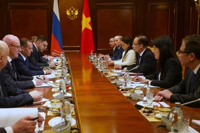 Special Envoy of General Secretary of the Communist Party of Vietnam (CPV) Central Committee To Lam, Politburo member, and Minister of Foreign Affairs Le Hoai Trung at his meeting with Dmitry Medvedev, Chairman of the United Russia Party, in Moscow on February 24. (Photo: released by VNA)
