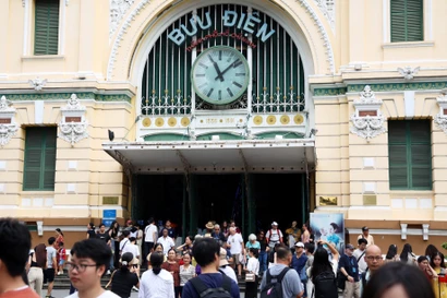 The Central Post Office in Ho Chi Minh City draws a large number of visitors during the five-day break. (Photo: VNA)