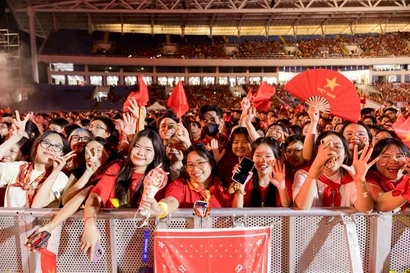 Enthusiastic audience members at a live music show in Hanoi. (Photo: VNA)