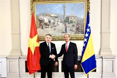 Ambassador Bui Le Thai (right) and Chairman of the Presidency of Bosnia and Herzegovina Željko Komšić. (Photo: VNA)
