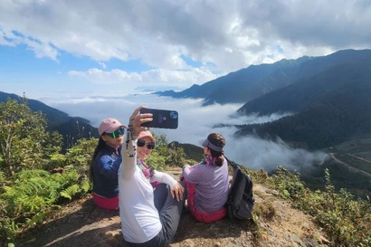 Tourists experience the Divine Rock tour in La Pan Tan commune, Mu Cang Chai district, Yen Bai province. (Photo: VNA)