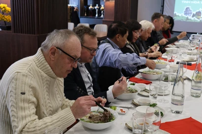 German friends taste Vietnamese pho (Photo: VNA)