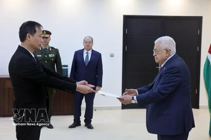 Ambassador Nguyen Nam Duong (L) presents his credentials to Palestinian President Mahmoud Abbas on February 17. (Photo: VNA)