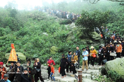 Visitors joining Tay Yen Tu Festival (Photo: VNA)