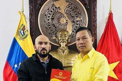 Vietnamese Ambassador to Venezuela Vu Trung My (R) and Professor Jose Javier Diaz Macadan (Photo: VNA)