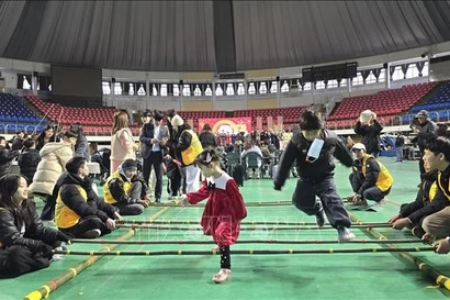 Mua sap (bamboo dancing), a traditional Vietnamese folk game, attracts many children from multicultural families to take part. (Photo: VNA)