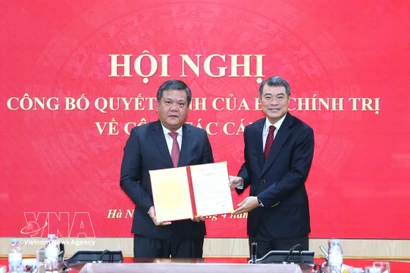 Le Minh Hung, member of the Politburo, Secretary of the Party Central Committee, and Chairman of the Party Central Committee's Organisation Commission, hands over to Tran Phong the decision approving him as Secretary of the Khanh Hoa Party Committee for the 2025–2030 term at a ceremony in Hanoi on April 2 (Photo: VNA)