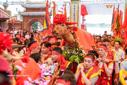 A ritual of the 2026 traditional festival of Hanoi’s Bat Trang pottery village, which is officially opened on April 1. (Photo: VNA)
