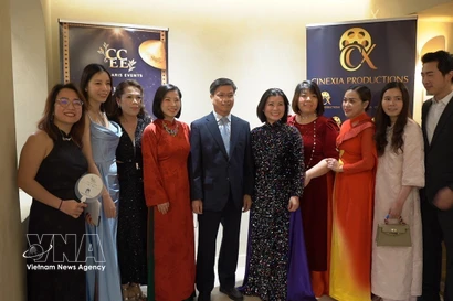 Director of the Vietnam Cultural Centre in France, Dinh Ngoc Duc (fifth from the left), poses for a group photo with members of the organising committee of the "Cinema Night - Bridge of Light". (Photo: VNA)