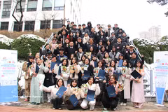 Vietnamese students in the Republic of Korea pose for a group photo at the “Writing About Life” contest for Vietnamese students in the country. (Photo: VNA) 