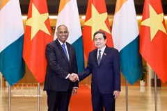 President of the Vietnamese National Assembly Tran Thanh Man (right) and President of the Côte d’Ivoire National Assembly Patrick Achi (Photo: VNA) 