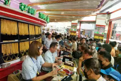 Customers crowd a gold shop in Bangkok, Thailand, on January 29, 2026. (Photo: AP)