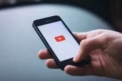 YouTube logo on a cellphone (Photo: ANTARA) 